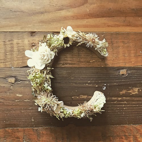 ドライフラワー風の造花のイニシャルオブジェ「C」 ドライフラワー風の造花のイニシャルオブジェ「C」