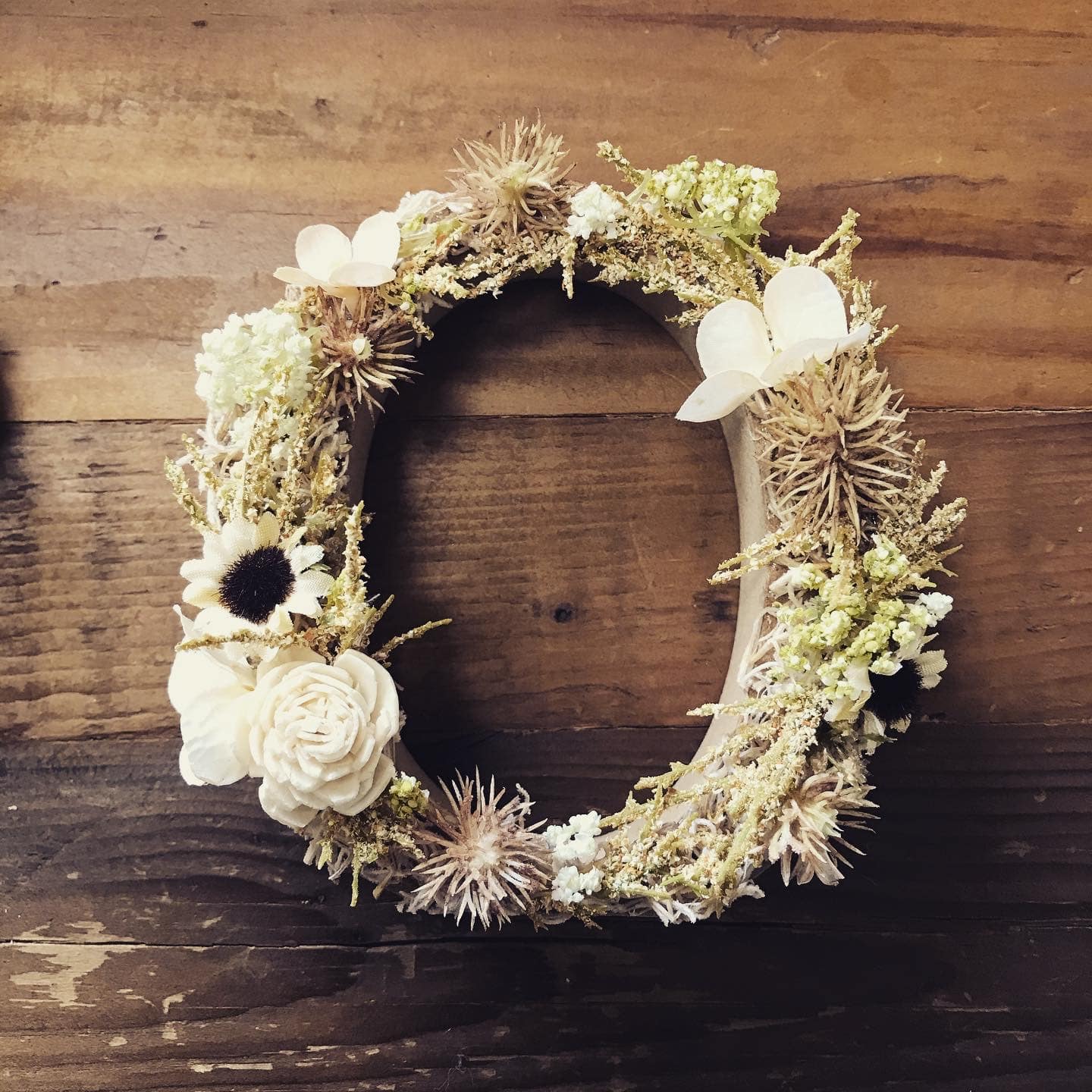 ドライフラワー風の造花イニシャルオブジェ「O」
