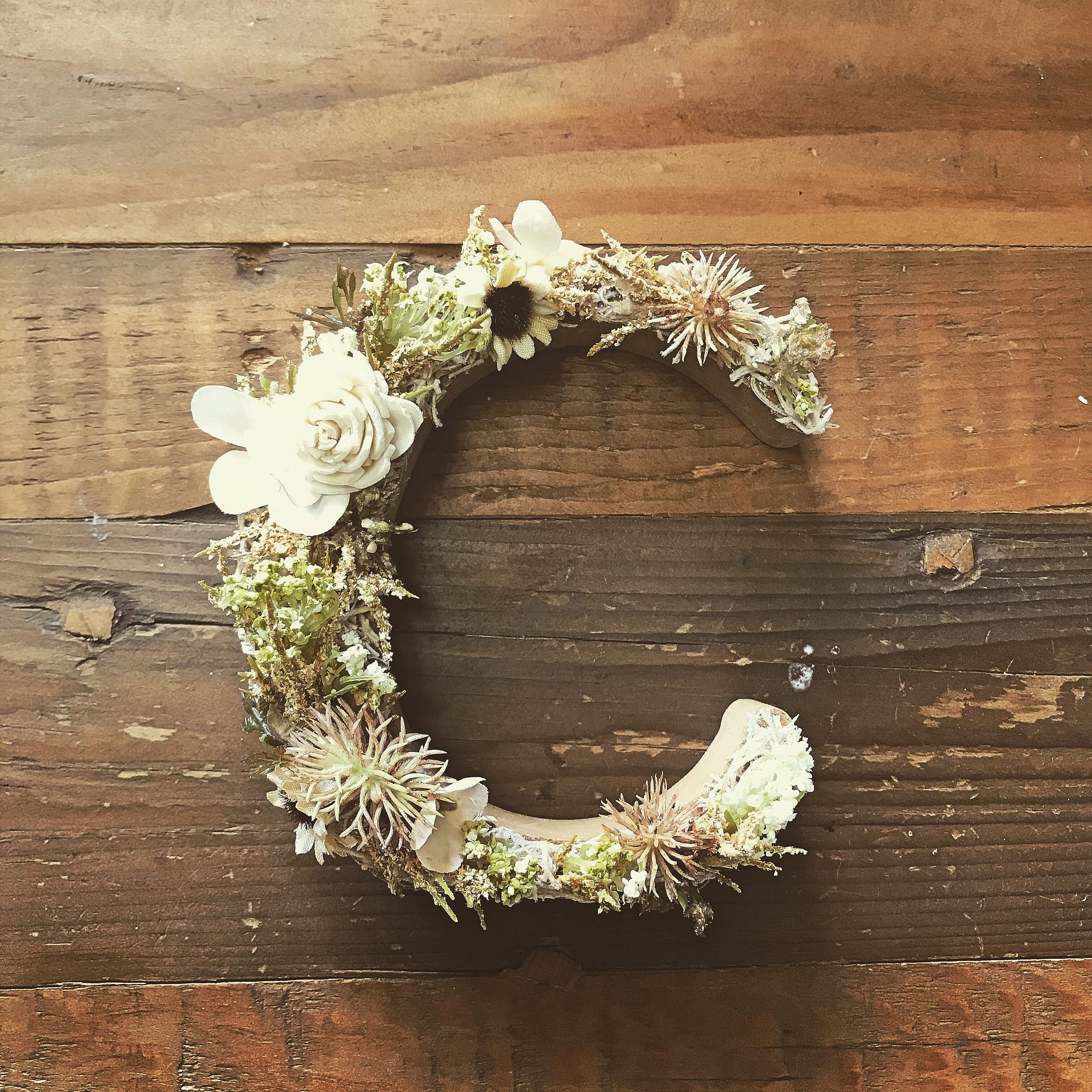 ドライフラワー風の造花のイニシャルオブジェ「C」