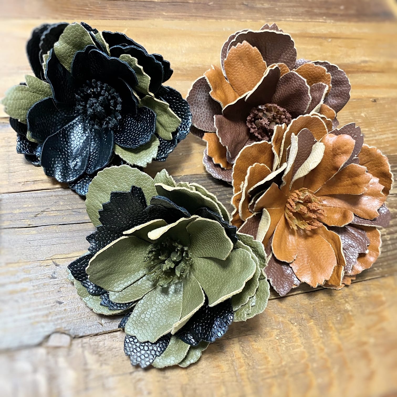 レザー調コサージュ｜造花専門店AOHANA